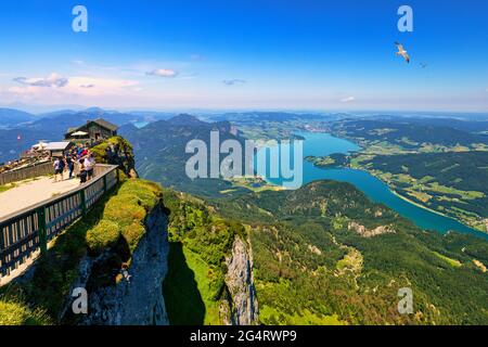 Herrliche Aussicht vom Schafberg bei St. Wolfgang im im Salzkammergut, Haus Schafbergspitze, Mondsee, Moonlake. Blauer Himmel, alpen Berge. U Stockfoto