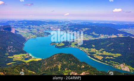 Herrliche Aussicht vom Schafberg bei St. Wolfgang im im Salzkammergut, Haus Schafbergspitze, Mondsee, Moonlake. Blauer Himmel, alpen Berge. U Stockfoto