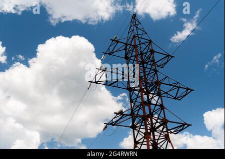 Ein Blick auf Stromleitungen, Stromübertragungen in der Westukraine. Stockfoto