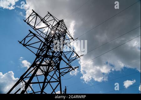 Ein Blick auf Stromleitungen, Stromübertragungen in der Westukraine. Stockfoto