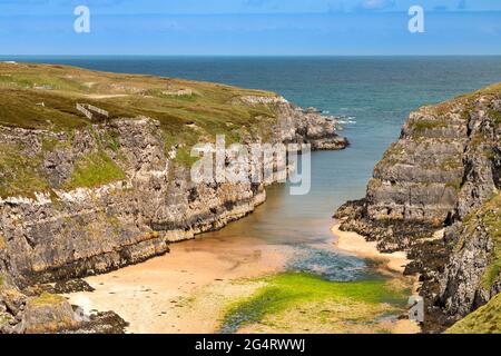 DURNESS SUTHERLAND SCOTLAND DER STRAND BEI EBBE ZWISCHEN DEN KLIPPEN BEI SMOO CAVE IM FRÜHSOMMER Stockfoto