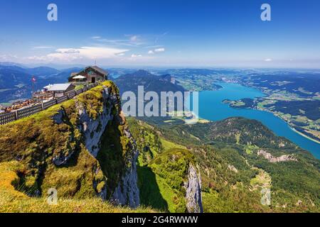 Herrliche Aussicht vom Schafberg bei St. Wolfgang im im Salzkammergut, Haus Schafbergspitze, Mondsee, Moonlake. Blauer Himmel, alpen Berge. U Stockfoto