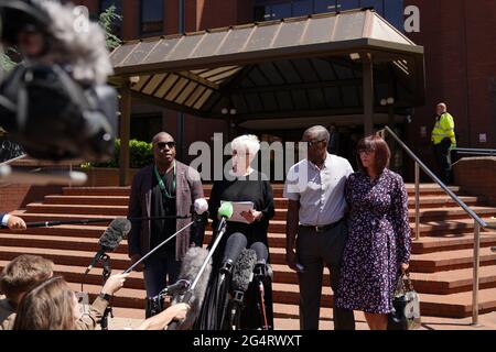 Vertreter der Atkinson-Familie lasen vor dem Crown Court in Birmingham zusammen mit Kenroy Atkinson, dem Bruder von Dalian, und seiner Frau Julie eine Aussage vor. Der Polizeibeamte der West Mercia, Benjamin Monk, wurde für schuldig befunden, den ehemaligen Fußballspieler Dalian Atkinson getötet zu haben, aber von seinem Mord freigesprochen. Bilddatum: Mittwoch, 23. Juni 2021. Stockfoto