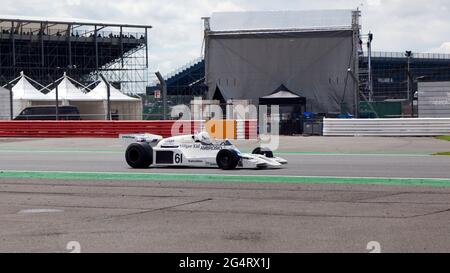 Jason Wright fährt mit seinem White, 1978, Shadow DN8, die Wellington Straight entlang, während des historischen Formel-1-Rennens der FIA Masters. Stockfoto