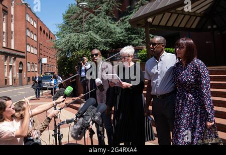 Vertreter der Atkinson-Familie lasen vor dem Crown Court in Birmingham zusammen mit Kenroy Atkinson, dem Bruder von Dalian, und seiner Frau Julie (R) eine Statement vor. Der Polizeibeamte der West Mercia, Benjamin Monk, wurde für schuldig befunden, den ehemaligen Fußballspieler Dalian Atkinson getötet zu haben, aber von seinem Mord freigesprochen. Bilddatum: Mittwoch, 23. Juni 2021. Stockfoto