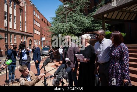 Vertreter der Atkinson-Familie lasen vor dem Crown Court in Birmingham zusammen mit Kenroy Atkinson, dem Bruder von Dalian, und seiner Frau Julie (R) eine Statement vor. Der Polizeibeamte der West Mercia, Benjamin Monk, wurde für schuldig befunden, den ehemaligen Fußballspieler Dalian Atkinson getötet zu haben, aber von seinem Mord freigesprochen. Bilddatum: Mittwoch, 23. Juni 2021. Stockfoto