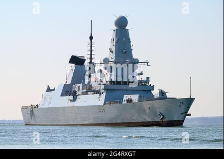 Der geführte Raketenzerstörer HMS Defender (D36) der Royal Navy Typ 45 kommt am Hafen von Portsmouth an - April 2021 Stockfoto