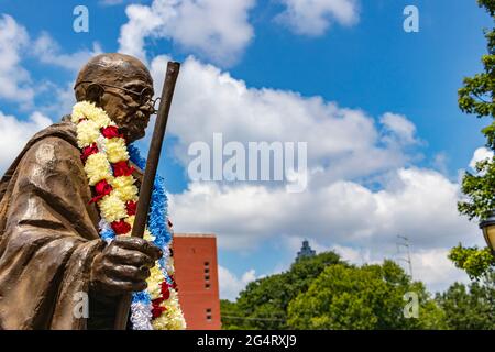 Statue von Ghandi mit Blumengirlande im Martin Luther King Memorial Center in Atlanta Georgia Stockfoto