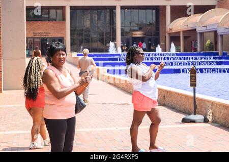 Schwarze afroamerikanische Frauen besuchen die Grabstätte von MLK, die Martin Luther King Jr. National Historic Site Atlanta Georgia Stockfoto