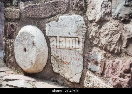 Die Mauern der Burg Ankara, die aus Steinen unterschiedlicher Größe gebaut wurde und früher in anderen antiken Gebäuden verwendet wurde. Stockfoto