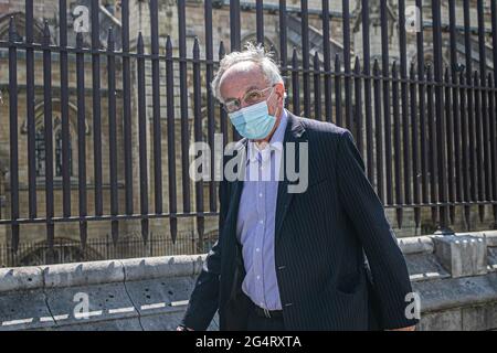 WESTMINSTER LONDON 23. Juni 2021. Peter Bone, konservativer Abgeordneter für Wellingborough mit einer OP-Maske, trifft im Parlament ein. Credit amer Ghazzal/Alamy Live News Stockfoto