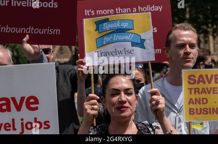 London, Großbritannien. Juni 2021. Mitglieder der Reisebranche protestieren vor den Houses of Parliament gegen Reisebeschränkungen in Großbritannien Kredit: Ian Davidson/Alamy Live News Stockfoto
