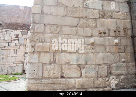 Die Mauern der Burg Ankara, die aus Steinen unterschiedlicher Größe gebaut wurde und früher in anderen antiken Gebäuden verwendet wurde. Stockfoto