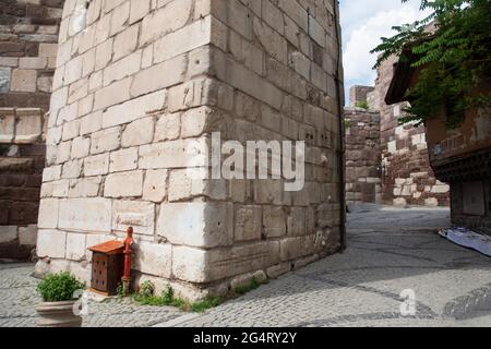 Die Mauern der Burg Ankara, die aus Steinen unterschiedlicher Größe gebaut wurde und früher in anderen antiken Gebäuden verwendet wurde. Stockfoto