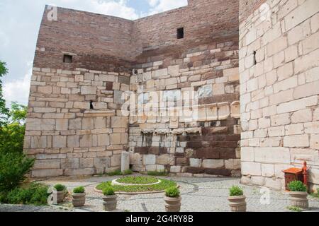 Die Mauern der Burg Ankara, die aus Steinen unterschiedlicher Größe gebaut wurde und früher in anderen antiken Gebäuden verwendet wurde. Stockfoto