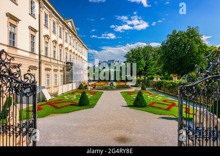 Schöne Aussicht auf den berühmten Mirabellgarten mit der alten historischen Festung Hohensalzburg im Hintergrund in Salzburg, Österreich. Berühmte Mirabell Gardens Stockfoto