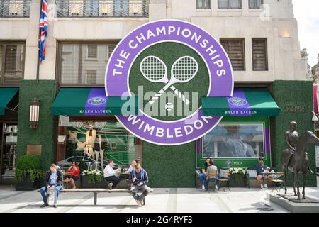 New Bond Street, London, Großbritannien. 23. Juni 2021. Die Wimbledon Championships 2021 werden im Ralph Lauren Store in der angesagten New Bond Street im Zentrum Londons stark beworben. Die Grand-Slam-Meisterschaften werden vom 28. Juni bis zum 11. Juli im All England Lawn Tennis and Croquet Club in Wimbledon beginnen. Quelle: Malcolm Park/Alamy Live News. Stockfoto