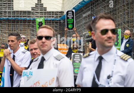 Demonstranten nehmen an einer Demonstration von Mitgliedern der Reisebranche auf dem College Green, Westminster, im Zentrum von London, Teil, während eines Travel Day of Action, der die britische Regierung auffordert, eine sichere Rückkehr zu internationalen Reisen rechtzeitig für die Hochsommerzeit zu unterstützen. Bilddatum: Mittwoch, 23. Juni 2021. Stockfoto