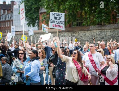Demonstranten nehmen an einer Demonstration von Mitgliedern der Reisebranche auf dem College Green, Westminster, im Zentrum von London, Teil, während eines Travel Day of Action, der die britische Regierung auffordert, eine sichere Rückkehr zu internationalen Reisen rechtzeitig für die Hochsommerzeit zu unterstützen. Bilddatum: Mittwoch, 23. Juni 2021. Stockfoto