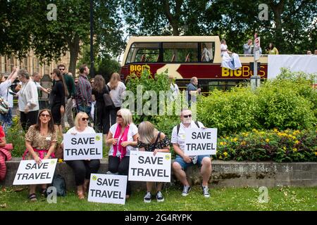 Demonstranten nehmen an einer Demonstration von Mitgliedern der Reisebranche auf dem College Green, Westminster, im Zentrum von London, Teil, während eines Travel Day of Action, der die britische Regierung auffordert, eine sichere Rückkehr zu internationalen Reisen rechtzeitig für die Hochsommerzeit zu unterstützen. Bilddatum: Mittwoch, 23. Juni 2021. Stockfoto