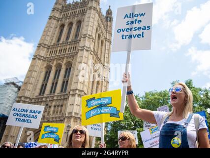 Demonstranten nehmen an einer Demonstration von Mitgliedern der Reisebranche auf dem College Green, Westminster, im Zentrum von London, Teil, während eines Travel Day of Action, der die britische Regierung auffordert, eine sichere Rückkehr zu internationalen Reisen rechtzeitig für die Hochsommerzeit zu unterstützen. Bilddatum: Mittwoch, 23. Juni 2021. Stockfoto