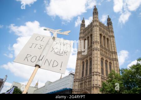 Ein Plakat bittet Verkehrsminister Grant Schapps um Hilfe, während Demonstranten an einer Demonstration von Mitgliedern der Reisebranche auf dem College Green, Westminster, im Zentrum von London, Während eines „Travel Day of Action“, der die britische Regierung auffordert, eine sichere Rückkehr zu internationalen Reisen rechtzeitig für die Hochsommerzeit zu unterstützen. Bilddatum: Mittwoch, 23. Juni 2021. Stockfoto