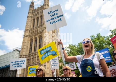 Demonstranten nehmen an einer Demonstration von Mitgliedern der Reisebranche auf dem College Green, Westminster, im Zentrum von London, Teil, während eines Travel Day of Action, der die britische Regierung auffordert, eine sichere Rückkehr zu internationalen Reisen rechtzeitig für die Hochsommerzeit zu unterstützen. Bilddatum: Mittwoch, 23. Juni 2021. Stockfoto