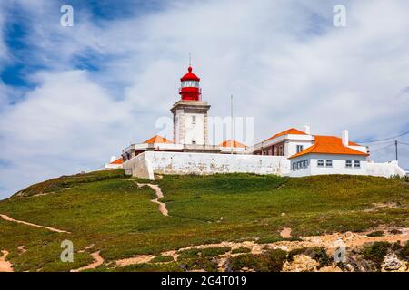 Der Leuchtturm in Cabo da Roca. Klippen und Felsen an der Atlantikküste in Sintra an einem schönen Sommertag, Portugal. Cabo da Roca, Portugal. Li Stockfoto