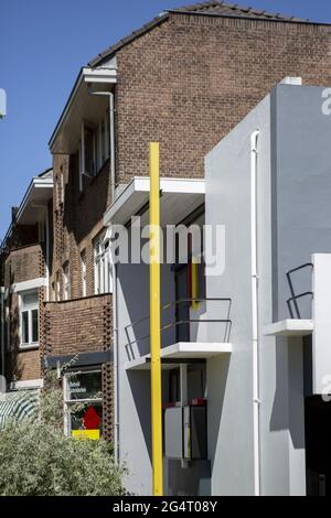 UTRECHT, NIEDERLANDE - 14. Jun 2021: Historische und ikonische Hausarchitektur von Rietveld-Schroderhuis, die in der Stadt Utrecht de im Sonnenlicht baden lässt Stockfoto