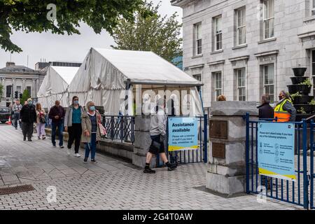 Cork, Irland. Juni 2021. Heute Morgen gab es eine große Schlange im Massenimpfzentrum im Rathaus von Cork. Es kommt, als die Regierung am 5. Juli eine weitere Aufhebung der COVID-19-Beschränkungen angekündigt hat, was bedeutet, dass Pubs und Restaurants Getränke und Speisen in Innenräumen servieren können. Quelle: AG News/Alamy Live News Stockfoto