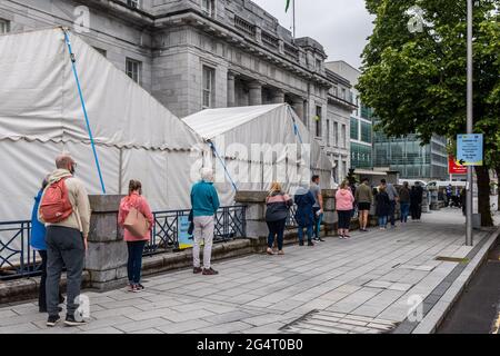 Cork, Irland. Juni 2021. Heute Morgen gab es eine große Schlange im Massenimpfzentrum im Rathaus von Cork. Es kommt, als die Regierung am 5. Juli eine weitere Aufhebung der COVID-19-Beschränkungen angekündigt hat, was bedeutet, dass Pubs und Restaurants Getränke und Speisen in Innenräumen servieren können. Quelle: AG News/Alamy Live News Stockfoto