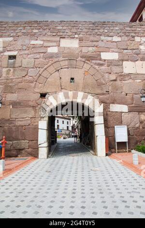 Kleines, enges und gewölbtes Burgtor der Burg Ankara. Stockfoto