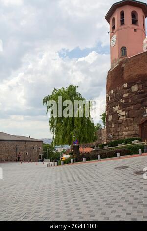 Der Uhrturm der Burg Ankara und der Platz davor. Stockfoto