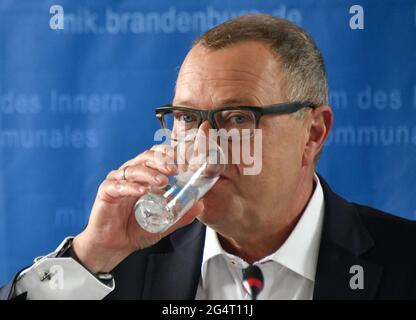 Potsdam, Deutschland. Juni 2021. Der brandenburgische Innenminister Michael Stübgen (CDU) trinkt bei der Pressekonferenz ein Glas Wasser, um den Verfassungsschutzbericht 2020 vorzustellen. Quelle: Bernd Settnik/dpa/Alamy Live News Stockfoto