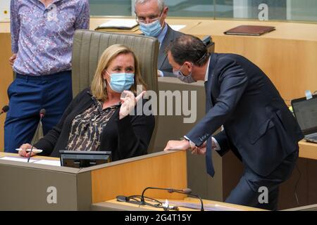 Die Vorsitzende des flämischen parlaments, Liesbeth Homans, und der flämische Sozialminister Wouter Beke, während einer Plenarsitzung des flämischen Parlaments Stockfoto