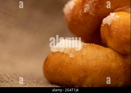 Frische hausgemachte Donuts mit Puderzucker. Nahaufnahme Selektiver Fokus Stockfoto