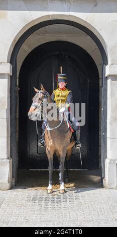 Whitehall, London, Großbritannien. 23. Juni 2021. Berittene Truppen der Königstruppe der Royal Horse Artillery leisten Wachdienst am Eingang der Horse Guards in Whitehall. In der Regel ist die Lage voll mit Touristen, aber derzeit ruhig wegen Covid Lockdown. Die Königstruppe, die Royal Horse Artillery, wird in den Londoner Royal Parks eher als Artilleriegewehrkanone für Waffengrüsse gesehen. Quelle: Malcolm Park/Alamy Live News Stockfoto