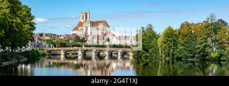 Panorama des Flusses Yonne und der Kirche von Auxerre in Burgund, Frankreich Stockfoto