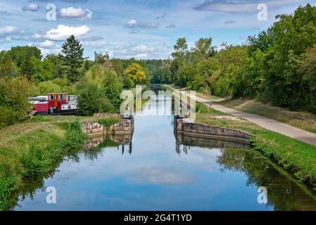 Alte Schleuse im Canal du Nivernais in Burgund, Frankreich Stockfoto