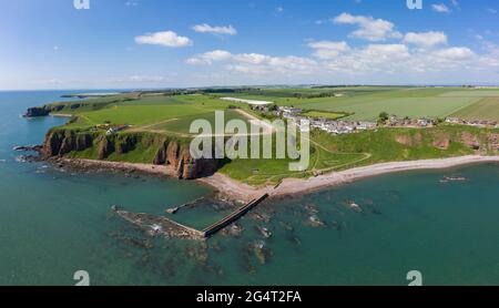 Luftaufnahme des Dorfes Auchmithie auf den Klippen und des Strandes und des alten Hafens. In Auchmithie wurde der Arbroath Smokie zum ersten Mal hergestellt. Stockfoto