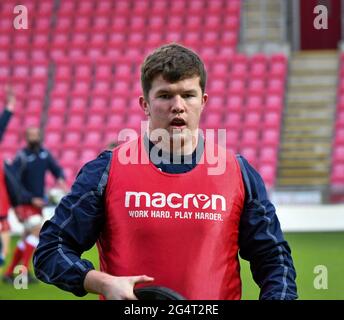 Llanelli, Wales. 20. Februar 2021. Jac Price of Scarlets während des Vormatches Aufwärmen vor dem Guinness PRO14-Spiel zwischen Scarlets und Benetton am 20. Februar 2021 im Parc y Scarlets in Llanelli, Wales, Großbritannien. Sportstadien in ganz Großbritannien unterliegen aufgrund der Coronavirus-Pandemie weiterhin strengen Beschränkungen, da staatliche Gesetze zur sozialen Distanzierung Fans innerhalb von Veranstaltungsorten verbieten, was dazu führt, dass Spiele hinter verschlossenen Türen gespielt werden. Quelle: Duncan Thomas/Majestic Media. Stockfoto