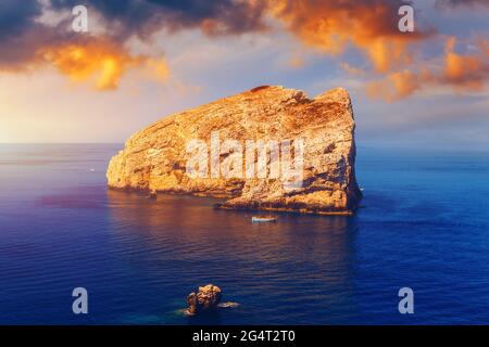 Blick von Capo Caccia auf Insel Isola Foradada, Sardinien, Italien. Insel Foradada bei 'Capo Caccia' in der Nähe der Stadt Alghero auf der Insel Sardinien, Stockfoto