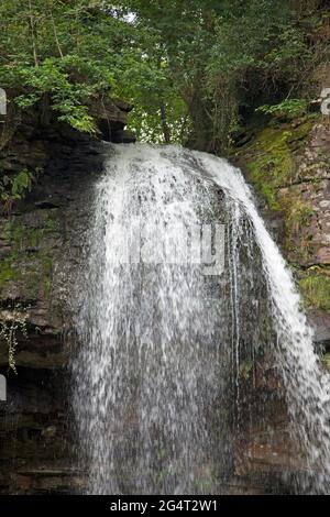 Melincourt Waterfalls, Neath, Wales, wird mit einer normalen, schnellen Verschlusszeit aufgenommen, um das Wasser einzufrieren, während es auf Felsen stürzt Stockfoto