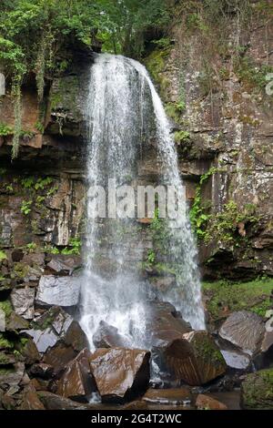 Melincourt Waterfalls, Neath, Wales, wird mit einer normalen, schnellen Verschlusszeit aufgenommen, um das Wasser einzufrieren, während es auf Felsen stürzt Stockfoto