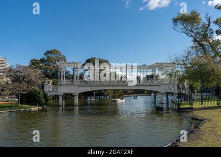 Buenos Aires, Argentinien, 20. juni 2021. Brücke im Park namens Bosques de Palermo oder Rosedal im Zentrum der Stadt. Konzept Tourist, Reise. Stockfoto