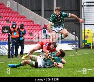 Llanelli, Wales. 20. Februar 2021. Giovanni Pettinelli aus Benetton wird am 20. Februar 2021 beim Guinness PRO14-Spiel zwischen Scarlets und Benetton im Parc y Scarlets in Llanelli, Wales, Großbritannien, von Steff Evans von Scarlets angegangen. Sportstadien in ganz Großbritannien unterliegen aufgrund der Coronavirus-Pandemie weiterhin strengen Beschränkungen, da staatliche Gesetze zur sozialen Distanzierung Fans innerhalb von Veranstaltungsorten verbieten, was dazu führt, dass Spiele hinter verschlossenen Türen gespielt werden. Quelle: Duncan Thomas/Majestic Media. Stockfoto