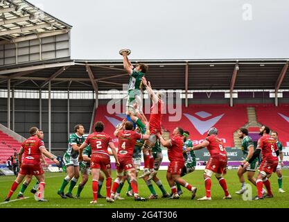 Llanelli, Wales. 20. Februar 2021. Giovanni Pettinelli von Benetton behauptet die Linie während des Guinness PRO14-Spiels zwischen Scarlets und Benetton am 20. Februar 2021 im Parc y Scarlets in Llanelli, Wales, Großbritannien. Sportstadien in ganz Großbritannien unterliegen aufgrund der Coronavirus-Pandemie weiterhin strengen Beschränkungen, da staatliche Gesetze zur sozialen Distanzierung Fans innerhalb von Veranstaltungsorten verbieten, was dazu führt, dass Spiele hinter verschlossenen Türen gespielt werden. Quelle: Duncan Thomas/Majestic Media. Stockfoto