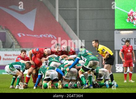 Llanelli, Wales. 20. Februar 2021. Ein Gedränge während des Guinness PRO14-Spiels zwischen Scarlets und Benetton im Parc y Scarlets in Llanelli, Wales, Großbritannien, am 20. Februar 2021. Sportstadien in ganz Großbritannien unterliegen aufgrund der Coronavirus-Pandemie weiterhin strengen Beschränkungen, da staatliche Gesetze zur sozialen Distanzierung Fans innerhalb von Veranstaltungsorten verbieten, was dazu führt, dass Spiele hinter verschlossenen Türen gespielt werden. Quelle: Duncan Thomas/Majestic Media. Stockfoto