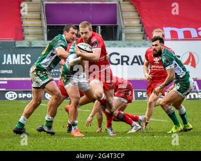 Llanelli, Wales. 20. Februar 2021. Tyler Morgan von Scarlets läuft beim Guinness PRO14-Spiel zwischen Scarlets und Benetton am 20. Februar 2021 im Parc y Scarlets in Llanelli, Wales, Großbritannien, mit dem Ball. Sportstadien in ganz Großbritannien unterliegen aufgrund der Coronavirus-Pandemie weiterhin strengen Beschränkungen, da staatliche Gesetze zur sozialen Distanzierung Fans innerhalb von Veranstaltungsorten verbieten, was dazu führt, dass Spiele hinter verschlossenen Türen gespielt werden. Quelle: Duncan Thomas/Majestic Media. Stockfoto