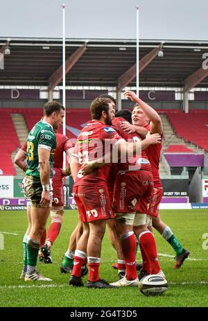 Llanelli, Wales. 20. Februar 2021. Sione Kalamafoni von Scarlets feiert den fünften Versuch seiner Seite beim Guinness PRO14-Spiel zwischen Scarlets und Benetton am 20. Februar 2021 im Parc y Scarlets in Llanelli, Wales, Großbritannien. Sportstadien in ganz Großbritannien unterliegen aufgrund der Coronavirus-Pandemie weiterhin strengen Beschränkungen, da staatliche Gesetze zur sozialen Distanzierung Fans innerhalb von Veranstaltungsorten verbieten, was dazu führt, dass Spiele hinter verschlossenen Türen gespielt werden. Quelle: Duncan Thomas/Majestic Media. Stockfoto